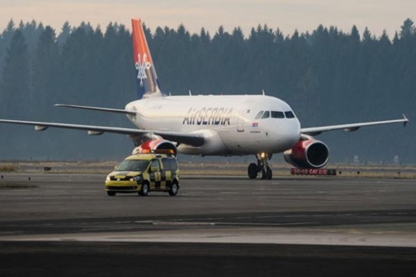 Αεροσκάφος της Air Serbia έπιασε φωτιά στον αέρα