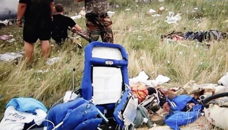 Βίντεο-σοκ από την λεηλασία των αποσκευών μετά την κατάρριψη του αεροσκάφους της Malaysia στην Ουκρανία
