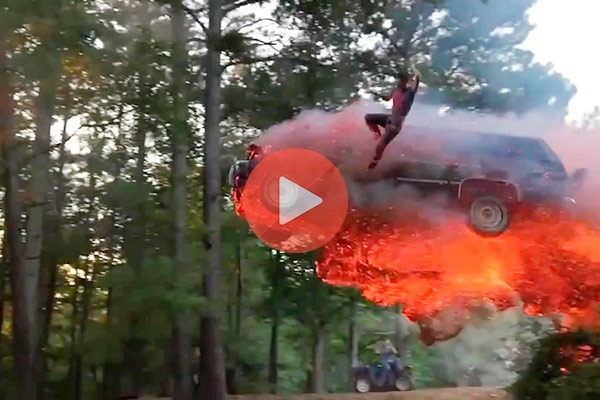 Επικό βίντεο από φλεγόμενο αυτοκίνητο που πέφτει στη λίμνη | Viral Video