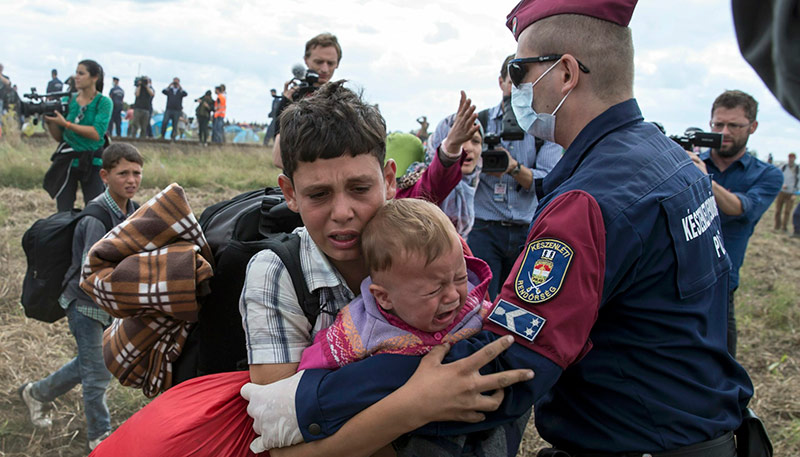 Σκηνές που σοκάρουν σε «στρατόπεδο» προσφύγων στην Ουγγαρία