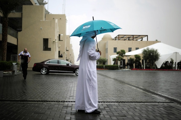 Επιστήμονες δημιούργησαν 52 τεχνητές καταιγίδες στο Abu Dhabi με μικρό HAARP | Παράξενες Ειδήσεις