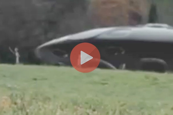 Βίντεο ντοκουμέντο με UFO και εξωγήινους . Δείτε τους δύο εξωγήινους που βρίσκονται δίπλα απο τον ιπτάμενο δίσκο | Βίντεο με Εξωγήινους