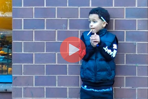 Δείτε τι κάνουν όταν αυτός ο μικρός ζητάει να του ανάψουν ένα τσιγάρο | Viral Video