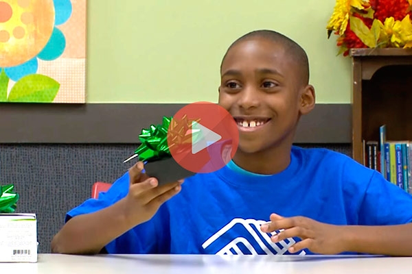 Παιδιά άπορων οικογενειών επιλέγουν το δώρο που θα πάρουν σπίτι τους | Viral Video