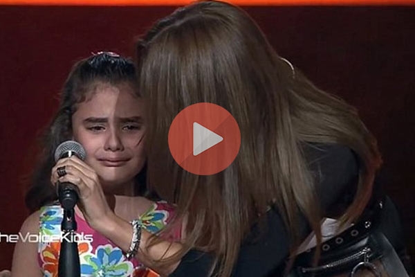 9χρονο κοριτσάκι από τη Συρία ΛΥΓΙΖΕΙ όταν τραγουδά για την ειρήνη