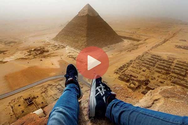 Tουρίστας σκαρφάλωσε παράνομα στην Πυραμίδα του Χέοπα