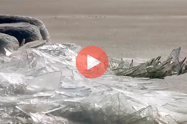 Παγωμένη λίμνη σπάει σε κομμάτια | Περίεργα Νέα & Περίεργες Ειδήσεις