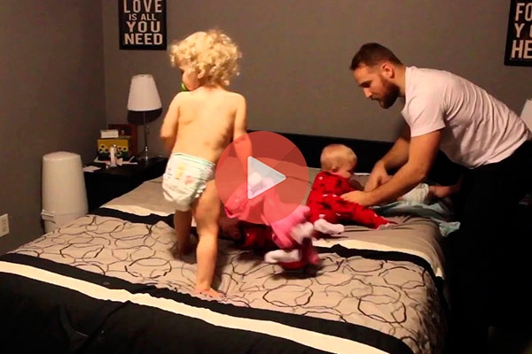 Μπαμπάς βάζει πιτζάμες σε τέσσερα μωρά μέσα σε 2 λεπτά | Viral Video