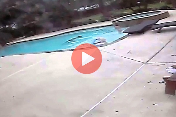 Μία 5χρονη σώζει τη μητέρα της από πνιγμό σε πισίνα | Viral Video