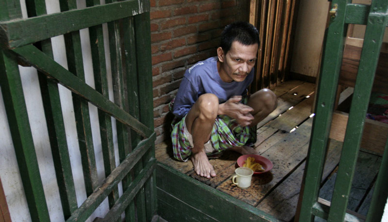 Χιλιάδες άνθρωποι υποφέρουν αλυσοδεμένοι σε «κλουβιά» στην ισλαμική Ινδονησία