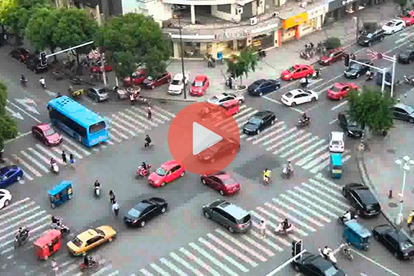 Γλίτωσε στο «παρά τρίχα» από «τρελό» φορτηγό | Viral Video