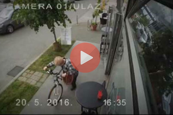 Ηλικιωμένη γυναίκα έκλεψε ποδήλατο – Δείτε τι κατέγραψε η κάμερα ασφαλείας!