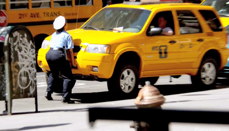 Ο ταξιτζής αγνοεί την μικροσκοπική τροχονόμο με υπερφυσικές δυνάμεις!