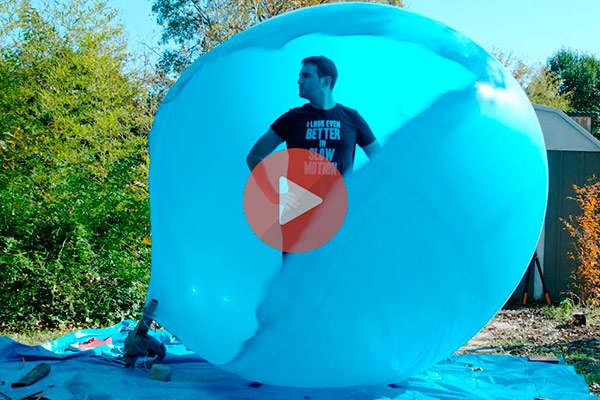 Φούσκωσε ένα τεράστιο μπαλόνι, ενώ βρισκόταν στο εσωτερικό του! Τι έγινε όταν έσκασε; | Viral Video