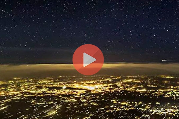 Το βίντεο αποτελείται από 8.500 λήψεις σε νυχτερινά ταξίδια μέσα από το αεροπλάνο | Viral Βίντεο