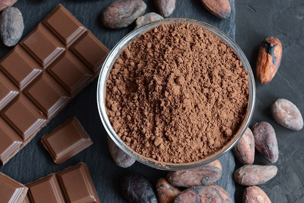 Η μαύρη σοκολάτα περιέχει υψηλότερα επίπεδα φλαβονοειδών, τα οποία αποτελούν μια κατηγορία αντιοξειδωτικών, που προστατεύουν τα κύτταρά μας από βλάβες και μειώνουν τις φλεγμονές. | Υγεία & Διατροφή