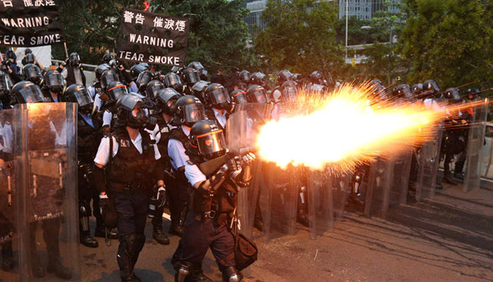 Χονγκ Κονγκ: Η Αστυνομία καταστέλλει άγρια διαδηλωτές που καταγγέλλουν ανάμιξη της Κίνας