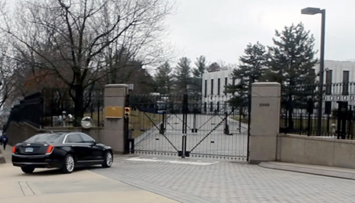 Ρώσος εισέβαλε με αυτοκίνητο στην κατοικία του Αμερικανού πρέσβη στη Μόσχα