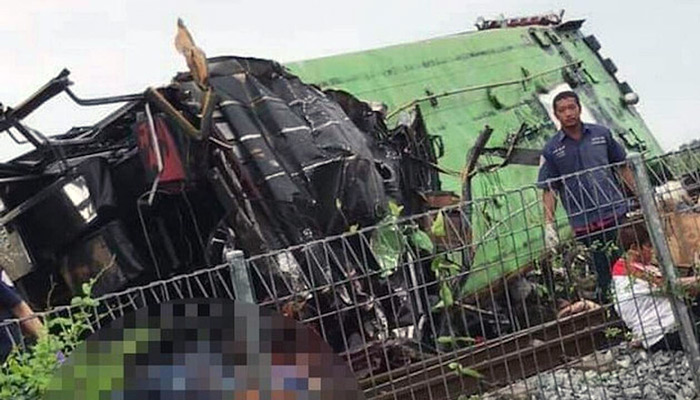 Τουλάχιστον 17 άνθρωποι έχασαν τη ζωή τους στην Ταϊλάνδη, όταν ένα λεωφορείο συγκρούστηκε με τρένο