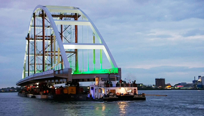 Υπερθέαμα: Τεράστια γέφυρα 200 μέτρων μεταφέρεται μέσα από τον ποταμό που διασχίζει το Ρότερνταμ (vid)