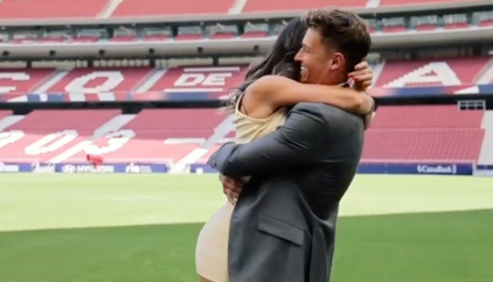 Ο Μάρκος Γιορέντε έκανε πρόταση γάμου στο γήπεδο της Ατλέτικο και η σύντροφος του πλάνταξε στο κλάμα