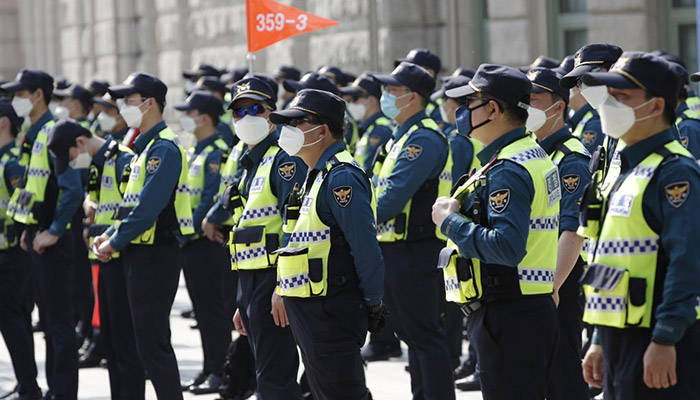 Οι αρχές της Νότιας Κορέας ανακοίνωσαν σήμερα ότι θα επιβάλουν πιο αυστηρά μέτρα κοινωνικής αποστασιοποίησης