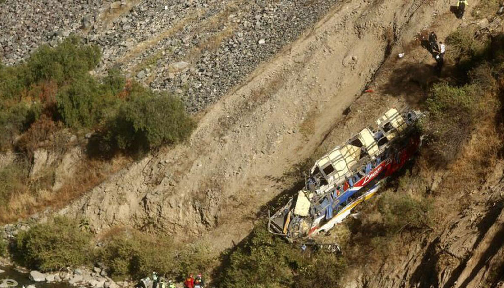 Περού: Τουλάχιστον 20 νεκροί από πτώση λεωφορείου σε χαράδρα