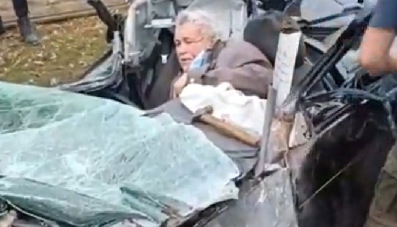Τραγικές είναι εικόνες που έρχονται από την Ουκρανία. Πριν από λίγο κυκλοφόρησε στα social media βίντεο που δείχνει ρωσικό άρμα μάχης να περνάει πάνω από αυτοκίνητο πολίτη και να το «λιώνει».
